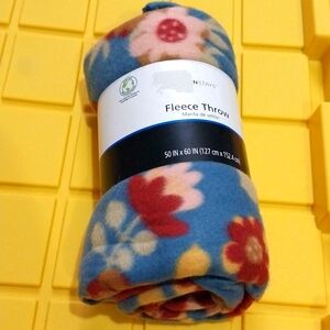 NWT MAINSTAY FLEECE THROW